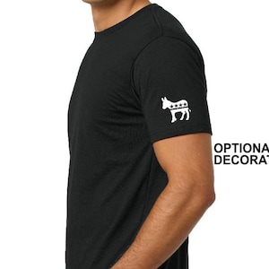 Puede incluir: Camiseta negra de manga corta con un dise&ntilde;o de burro y estrellas blancas en la manga izquierda. El texto "OPTIONAL DECORATION" est&aacute; impreso en negro en el lado derecho de la imagen.