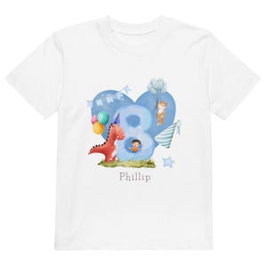 Dino Geburtstags-Shirt für Jungen – Personalisiertes 8 Jahre T-Shirt mit Namen – Kindergeburtstag-Outfit – Passendes Märchenbuch & Karte Geschenk-Set