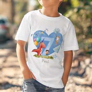 Dino Geburtstags-Shirt für Jungen – Personalisiertes 7 Jahre T-Shirt mit Namen – Kindergeburtstag-Outfit – Passendes Märchenbuch & Karte Geschenk-Set