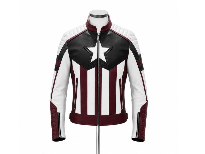 Puede incluir: Chaqueta de cuero con dise&ntilde;o patri&oacute;tico. La chaqueta presenta un pecho negro con una estrella blanca, rayas blancas y burdeos, y hombros acolchados blancos. Tiene cremallera frontal y cremalleras en las mangas.