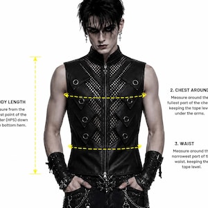 Puede incluir: Un chaleco negro sin mangas con cremallera frontal, cuello alto y un panel central con textura perforada. La prenda incluye solapas triangulares decorativas con ojales met&aacute;licos y se muestra con gu&iacute;as de medici&oacute;n para el largo, el pecho y la cintura.