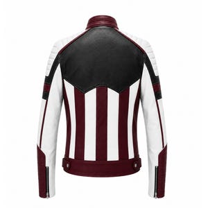 Puede incluir: Chaqueta de cuero con un dise&ntilde;o llamativo. La parte trasera presenta un panel superior negro, rayas blancas y burdeos, y mangas blancas con detalles burdeos y negros. La chaqueta tiene cuello alzado y pu&ntilde;os con cremallera.