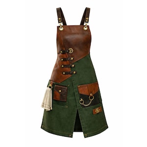 Może przedstawiać: Fartuch w stylu steampunk z brązowej skóry i zielonego materiału. Posiada wiele kieszeni, mosiężny osprzęt i regulowane paski. Mały ręcznik wisi z kieszeni. Fartuch został zaprojektowany w unikalnym, asymetrycznym stylu.