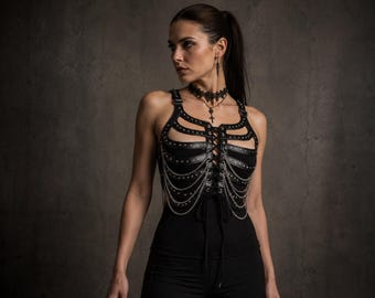 Gothic Brustkorb Harness: Schwarzer Ledergurt für Frauen Outfit, Kettendetail