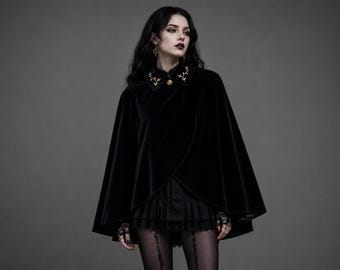 Capa gótica de terciopelo negro para mujer con bordado dorado, estilo bruja victoriana, ideal para ferias renacentistas.