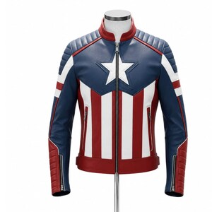 Puede incluir: Chaqueta de cuero azul, blanca y roja con un emblema de estrella en el pecho. La chaqueta tiene un cuello alzado, cierre de cremallera y un dise&ntilde;o inspirado en un superh&eacute;roe. La chaqueta presenta un dise&ntilde;o de hombro acolchado y rayas rojas y blancas.
