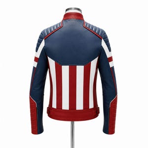 Puede incluir: Chaqueta de cuero con dise&ntilde;o patri&oacute;tico. La parte trasera de la chaqueta presenta una secci&oacute;n superior azul con rayas blancas y detalles rojos. Las mangas son azules con rayas blancas y detalles rojos. La chaqueta se exhibe en un soporte met&aacute;lico.