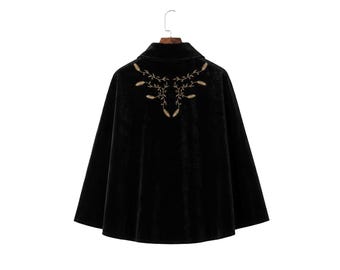 Frauen Gothic Schwarz Samt Capelet mit Gold Stickerei Viktorianische Hexe Umhang für Renaissance Fair
