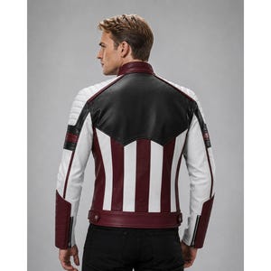 Puede incluir: Chaqueta de cuero con canes&uacute; negro, mangas blancas y frente a rayas burdeos y blancas. La chaqueta tiene cuello alzado, detalles de hombros acolchados y dobladillo y pu&ntilde;os burdeos. La chaqueta se lleva sobre pantalones negros.