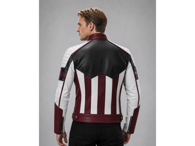 Puede incluir: Chaqueta de cuero con canes&uacute; negro, mangas blancas y frente a rayas burdeos y blancas. La chaqueta tiene cuello alzado, detalles de hombros acolchados y dobladillo y pu&ntilde;os burdeos. La chaqueta se lleva sobre pantalones negros.