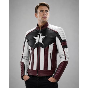 Puede incluir: Chaqueta de cuero con un emblema de estrella y una combinaci&oacute;n de colores blanco, negro y burdeos. La chaqueta tiene una cremallera completa, un cuello alzado y rayas verticales burdeos. Las mangas tienen un dise&ntilde;o acolchado.