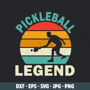 Puede incluir: Gráfico retro con la silueta de un jugador de pickleball dentro de un diseño de puesta de sol colorido. El texto "PICKLEBALL LEGEND" se muestra en letras blancas en negrita. La imagen está sobre un fondo oscuro.