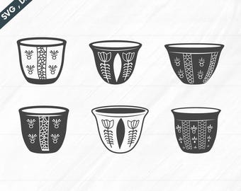 Peut inclure: Six tasses à café décoratives noires et blanches avec des motifs floraux et géométriques. Les tasses ont un large bord et un corps légèrement conique. L'image comprend le texte "SVG, DXF, EPS" et "SEPARATE - EPS - SVG - JPG - PNG".