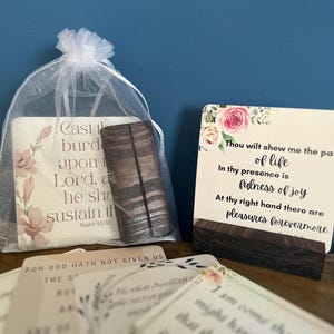 Paquete de regalo con versículos bíblicos para el Día de la Madre. 5 tarjetas KJV con soporte de exhibición.