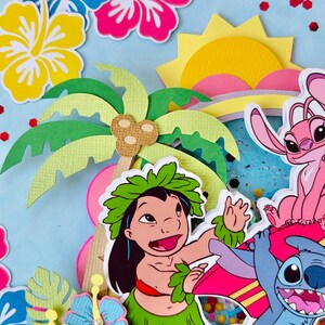 K&ouml;nnte beinhalten: Eine farbenfrohe Collage mit tropischem Thema, die Zeichentrickfiguren, Hibiskusbl&uuml;ten, eine Palme und eine gelbe Sonne zeigt. Zu den Figuren geh&ouml;ren ein M&auml;dchen in einem Grasrock und ein blauer Au&szlig;erirdischer. Der Hintergrund ist hellblau mit Konfetti.