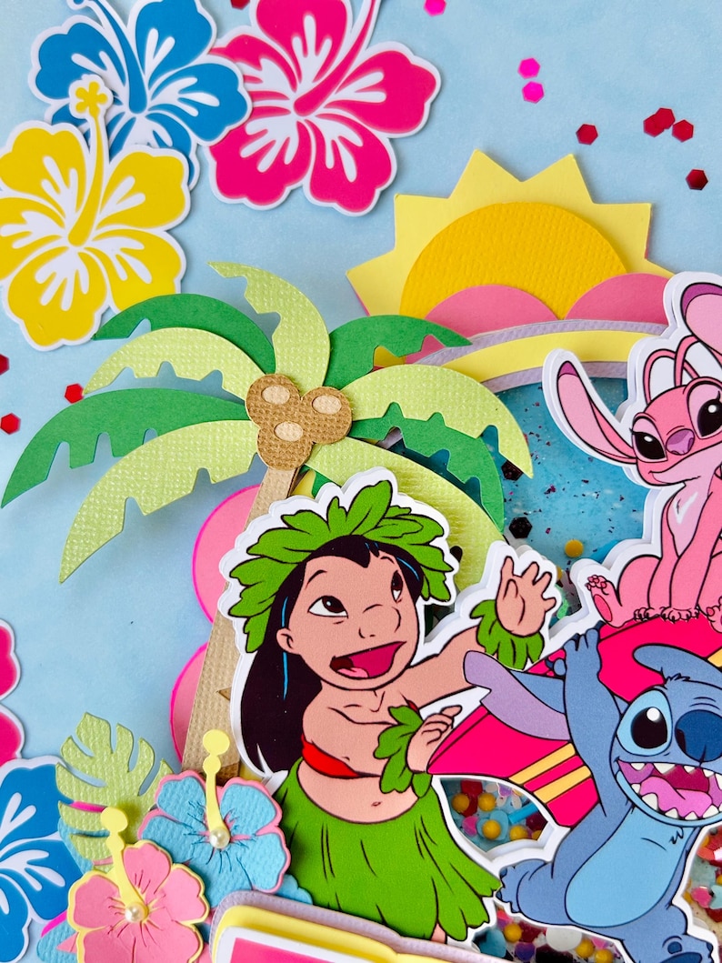 K&ouml;nnte beinhalten: Eine farbenfrohe Collage mit tropischem Thema, die Zeichentrickfiguren, Hibiskusbl&uuml;ten, eine Palme und eine gelbe Sonne zeigt. Zu den Figuren geh&ouml;ren ein M&auml;dchen in einem Grasrock und ein blauer Au&szlig;erirdischer. Der Hintergrund ist hellblau mit Konfetti.