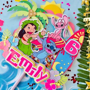 K&ouml;nnte beinhalten: Bunte Tortenaufsatz mit Figuren aus Lilo & Stitch. Das Design zeigt ein Surfbrett mit der Zahl 6, dem Namen "Emily" und tropischen Blumen. Der Hintergrund ist hellblau mit Wellenmustern.