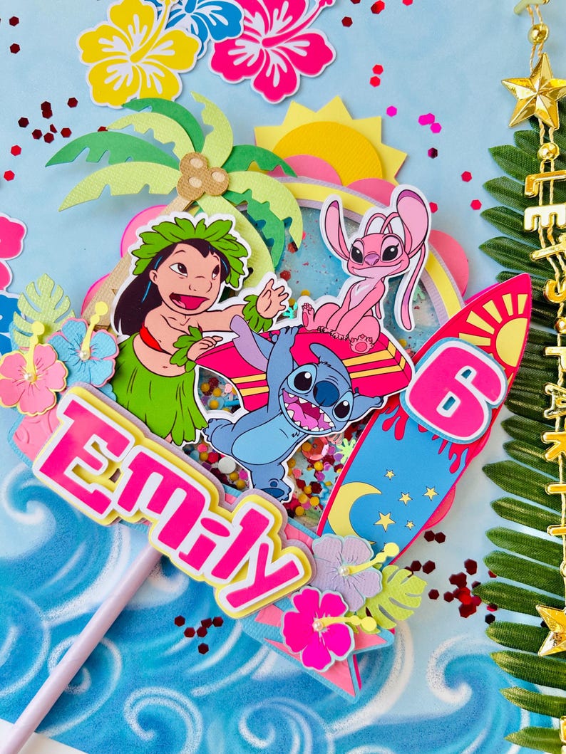 K&ouml;nnte beinhalten: Bunte Tortenaufsatz mit Figuren aus Lilo & Stitch. Das Design zeigt ein Surfbrett mit der Zahl 6, dem Namen "Emily" und tropischen Blumen. Der Hintergrund ist hellblau mit Wellenmustern.
