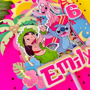 K&ouml;nnte beinhalten: Ein farbenfroher Tortenaufsatz mit Lilo & Stitch-Charakteren, einem rosa Surfbrett mit der Zahl 6 und dem Namen "Emily". Der Aufsatz enth&auml;lt eine Hula-T&auml;nzerin, Hibiskusbl&uuml;ten und ein tropisches Thema, ideal f&uuml;r eine Geburtstagsfeier.