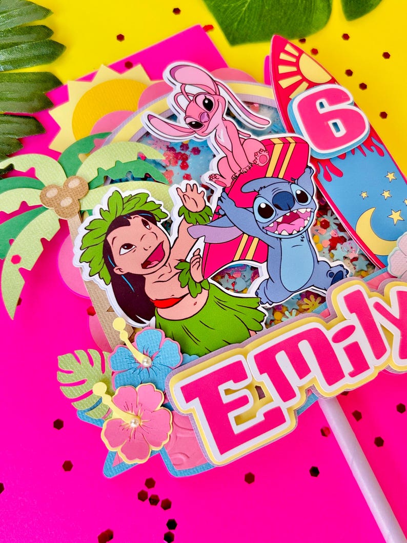 K&ouml;nnte beinhalten: Ein farbenfroher Tortenaufsatz mit Lilo & Stitch-Charakteren, einem rosa Surfbrett mit der Zahl 6 und dem Namen "Emily". Der Aufsatz enth&auml;lt eine Hula-T&auml;nzerin, Hibiskusbl&uuml;ten und ein tropisches Thema, ideal f&uuml;r eine Geburtstagsfeier.