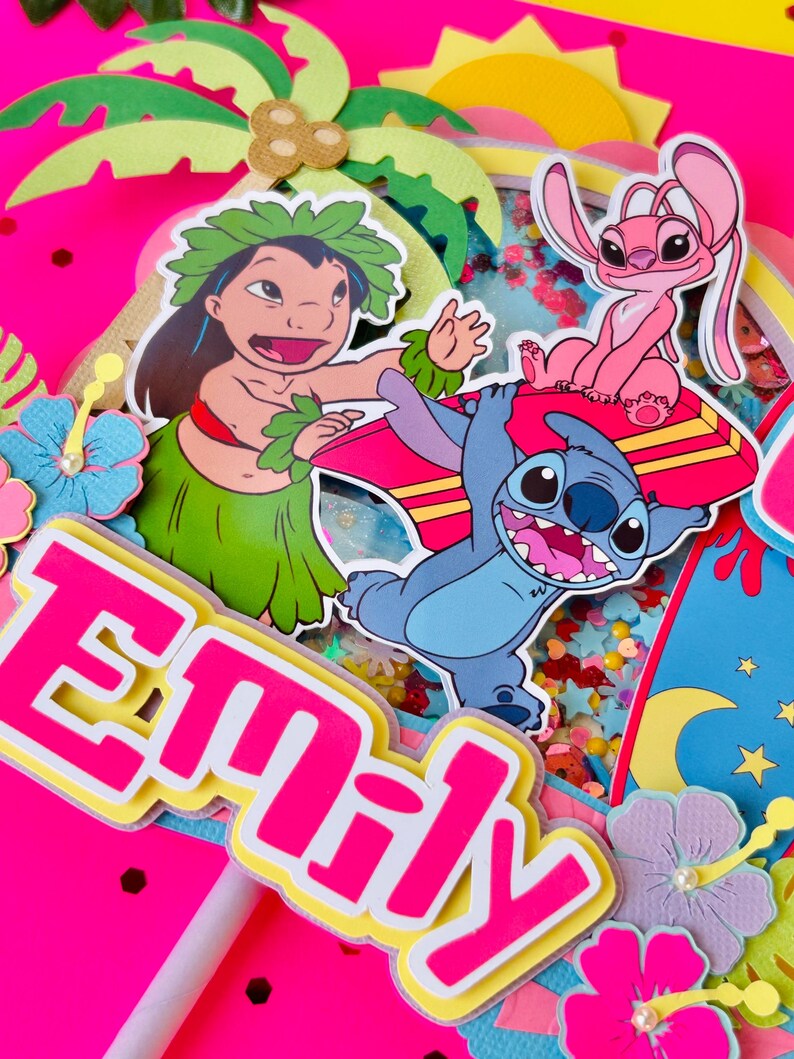 K&ouml;nnte beinhalten: Ein lebendiger Tortenaufsatz mit Figuren aus dem Animationsfilm Lilo & Stitch. Das Design umfasst den Namen "Emily" in Pink und Gelb sowie Bilder von Stitch, Lilo und Angel, vor einem hellrosa Hintergrund mit tropischen Akzenten.