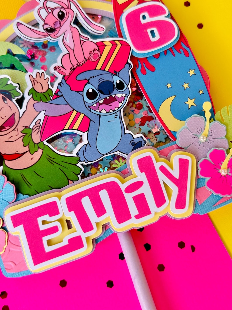 K&ouml;nnte beinhalten: Ein lebendiger Tortenaufsatz mit dem Namen "Emily" in leuchtendem Pink mit gelbem Rand. Er zeigt Cartoonfiguren, ein Surfbrett und die Zahl "6". Das Design hat ein tropisches Thema mit gelbem Hintergrund.