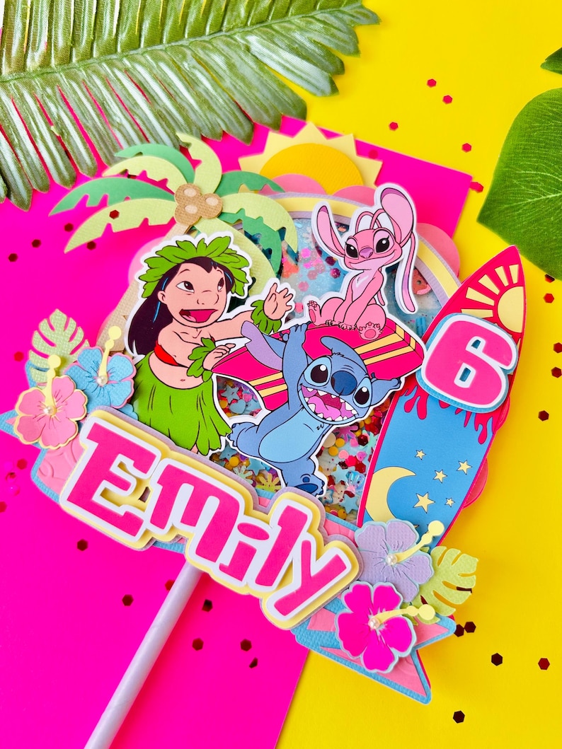 K&ouml;nnte beinhalten: Ein farbenfroher Tortenaufsatz mit Figuren aus Lilo & Stitch. Das Design beinhaltet den Namen "Emily" und die Zahl "6" auf einem Surfbrett, mit tropischen Blumen und einer Palme.