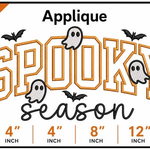 Könnte beinhalten: Ein Stickapplikationsdesign mit dem Text SPOOKY in großen orangefarbenen und weißen Blockbuchstaben und season in schwarzer Schreibschrift. Drei weiße Geister und zwei schwarze Fledermäuse sind um den Text angeordnet. Die Größen 10,16, 10,16, 20,32 und 30,48 cm sind aufgeführt.