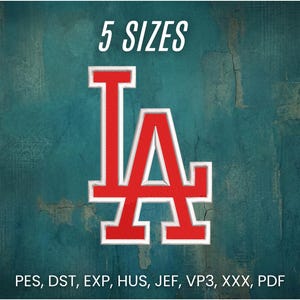 Puede incluir: Logotipo "LA" rojo y blanco sobre un fondo turquesa texturizado. El texto "5 TAMAÑOS" está encima del logotipo. Debajo, los formatos de archivo: PES, DST, EXP, HUS, JEF, VP3, XXX, PDF.