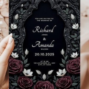 Puede incluir: Una invitación de boda oscura con un diseño floral. La invitación presenta los nombres "Richard" y "Amanda" y la fecha "20.10.2025". El diseño incluye rosas burdeos y flores blancas, con el texto "YOU ARE INVITED TO THE WEDDING OF".