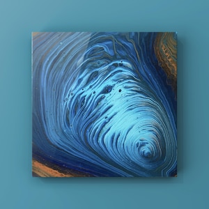 Peut inclure: Œuvre d'art abstraite carrée avec un motif tourbillonnant dans des tons de bleu, de turquoise et d'or. L'œuvre présente un effet fluide et superposé, créant une sensation de profondeur et de mouvement. L'œuvre est montée sur une toile carrée.