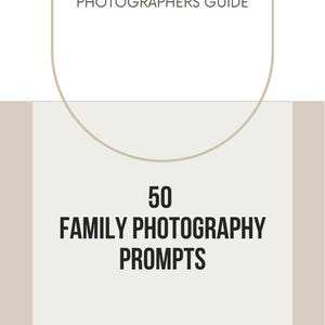 Może przedstawiać: Przewodnik zatytułowany „Photographers Guide” z tekstem „50 Family Photography Prompts” w minimalistycznym designie. Tekst jest pogrubiony, czcionką bezszeryfową. Na dole obrazu widnieje napis „BY LINDAWIELDIGITALS”.