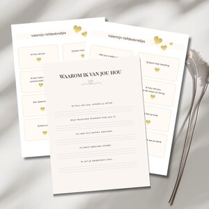 Könnte beinhalten: Zwei cremefarbene Papierbögen mit niederländischem Text, darunter "Valentijn liefdesbriefjes" und "WAAROM IK VAN JOU HOU". Goldene Herzdekorationen sind auf den Seiten verstreut. Die Blätter sind liniert.