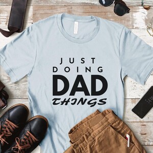 Just Doing Dad Things PNG - Vaderdagontwerp (digitale download)