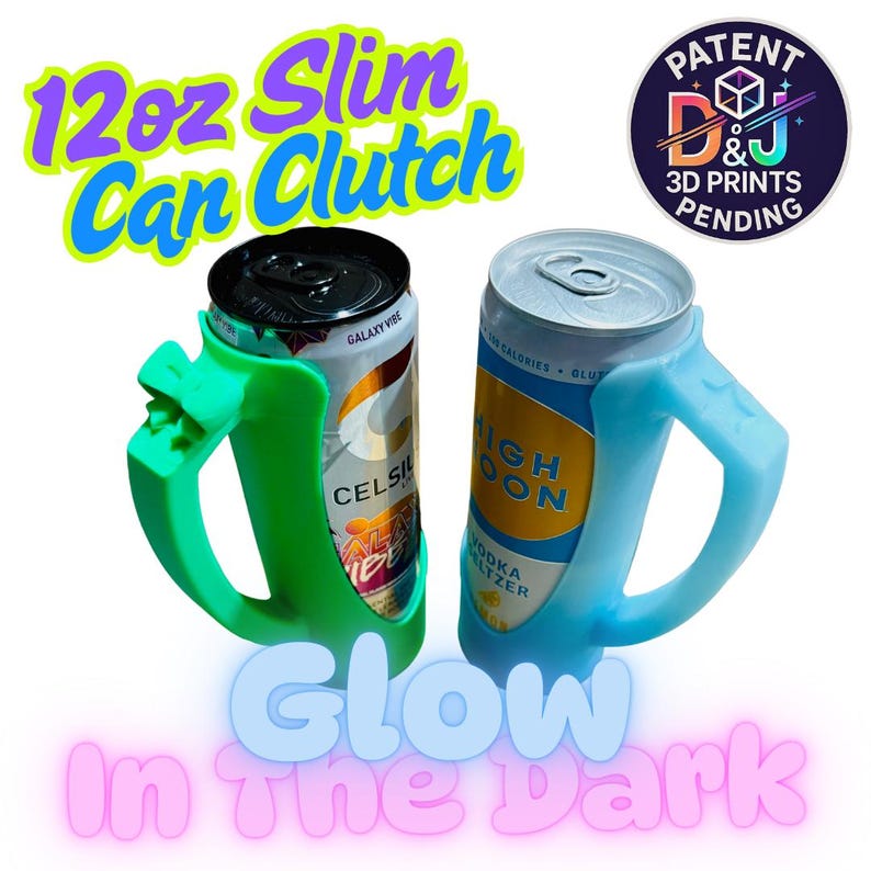 Op de afbeelding: Twee 355 ml slim can clutches in groen en blauw, elk met een blikje. De groene clutch houdt een blikje met de tekst "CELSIUS" vast, en de blauwe clutch houdt een blikje met de tekst "HIGH MOON" vast. Tekst op de afbeelding luidt "Glow In The Dark" en "12oz Slim Can Clutch".