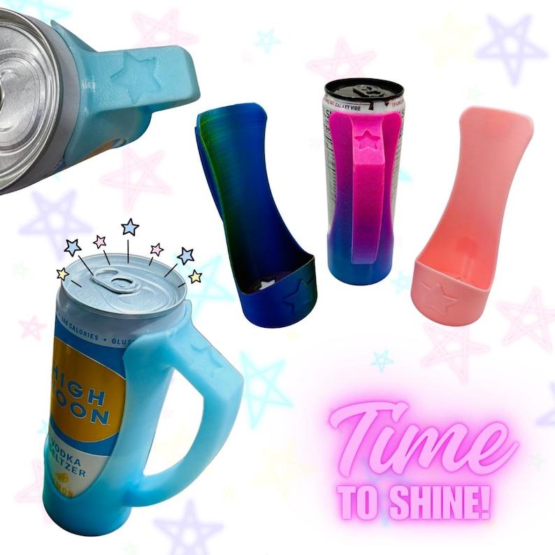 Op de afbeelding: Verschillende kleurrijke blikjeshouders in blauw, roze en een blauw-groene gradi&euml;nt. E&eacute;n houder is bevestigd aan een blikje High Noon Vodka Seltzer. De neonroze tekst luidt "Time To Shine!"