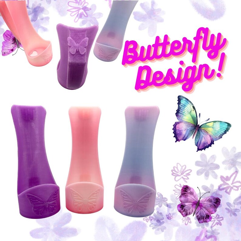 Op de afbeelding: Een verzameling vlinder-thema flesstoppers in tinten paars, roze en blauw. Elke stopper heeft een vlinderontwerp, met de tekst "Butterfly Design!" in felroze. De afbeelding bevat aquarel vlinders en bloemmotieven.
