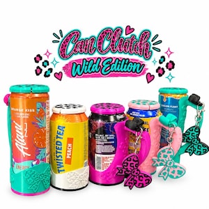 Op de afbeelding: Een collectie van vijf kleurrijke blikjeshouders, elk voorzien van een strikvormige bedel en een deksel met patroon. De houders zijn ontworpen voor standaard blikjes van 355 ml, in diverse felle kleuren zoals turquoise, wit en roze accenten.