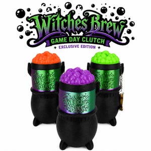 Może przedstawiać: Trzy torebki w kształcie kociołków z czarnymi podstawami i metalicznymi paskami z napisem Witches Brew. Każda ma teksturowaną górę w kolorze pomarańczowym, fioletowym lub zielonym. Grafika powyżej przedstawia tekst Witches Brew Game Day Clutch Exclusive Edition z czarnymi bąbelkami.