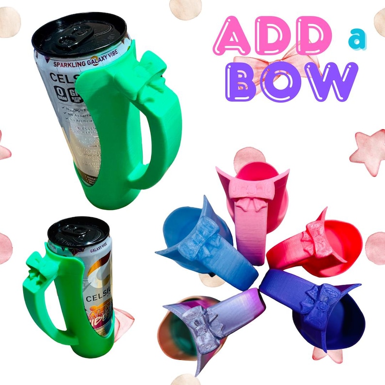 Op de afbeelding: Een verzameling kleurrijke blikjeshouders in groen, roze, blauw en paars. De houders zijn ontworpen met een strikdetail en een handvat. De afbeelding bevat ook de tekst "ADD a BOW".