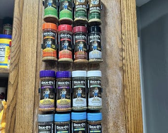 Soportes para gabinetes de especias de Dan O: Capacidad para 4 contenedores. Tornillos no incluidos.