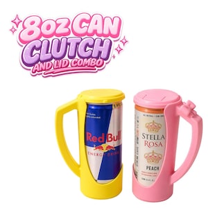 Puede incluir: Dos soportes para latas de bebidas con tapas. Uno es amarillo y contiene una lata de Red Bull, el otro es rosa y contiene una lata de Stella Rosa Peach. El texto "8oz Can Clutch and Lid Combo" está encima de las latas.