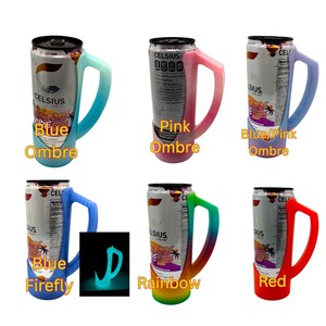 Op de afbeelding: Een verzameling Celsius energiedrankblikjes met kleurrijke siliconen handvatten. De handvatten zijn verkrijgbaar in blauwe ombre, roze ombre, blauw/roze ombre, blauwe firefly, regenboog en rood. De blikjes hebben een zilver en wit ontwerp.