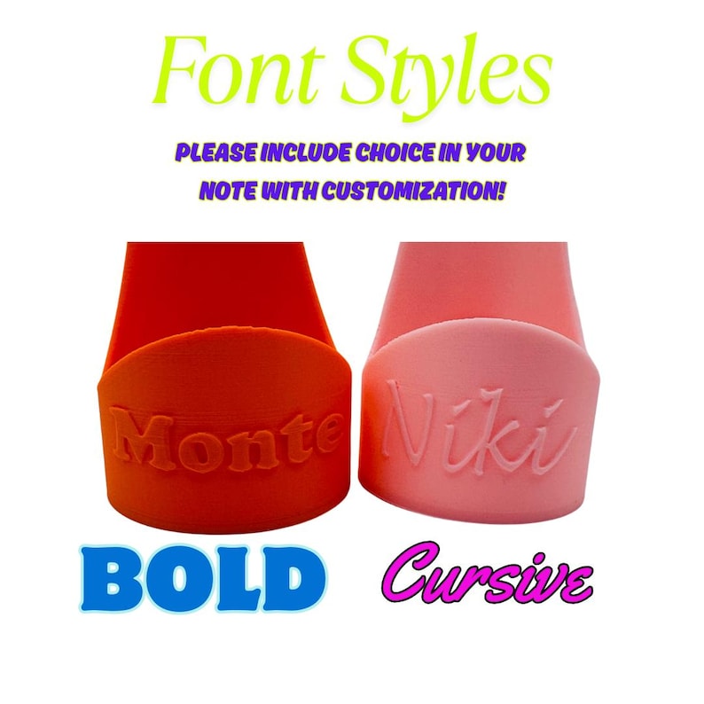 Op de afbeelding: Afbeelding van twee gepersonaliseerde telefoonstandaards. E&eacute;n is oranje met "Monte" in vette letters, de andere roze met "Niki" in cursief. De tekst bovenaan luidt "Font Styles" en "PLEASE INCLUDE CHOICE IN YOUR NOTE WITH CUSTOMIZATION!"