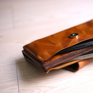 Cartera de cuero 2 en 1/estuche para teléfono/marrón: 9 ranuras para tarjetas, 2 compartimentos para dinero, se adapta a teléfonos de 6,5", correa desmontable, diseños especiales