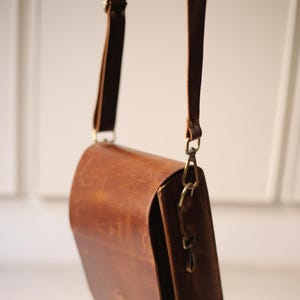 Sac à bandoulière en cuir de style vintage fait main, sac en cuir unisexe, petit sac messager, sac à main en cuir marron vintage