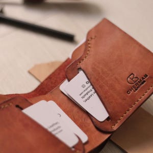 Cartera de hombre patina en piel curtida vegetal natural, regalo personalizado / Cartera hecha a mano con 4 ranuras para tarjetas y bolsillos ocultos,