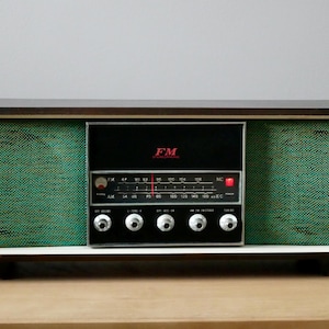 Radio estéreo de sobremesa JVC de 1968: 23" de largo, gabinete de madera, rejilla verde, potente.