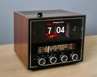 1970年代製ビンテージ Magnavox キューブ型フリップクロックラジオ：驚くほど良好な状態、宇宙時代を思わせる木目調デザイン