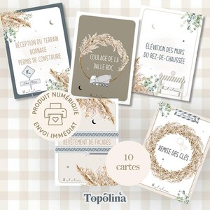 Può includere: Un set di dieci biglietti con testi e illustrazioni relativi alle fasi di costruzione. I biglietti presentano frasi come "Ricezione del terreno", "Colata del solaio" e "Consegna delle chiavi". Design con colori neutri e accenti botanici.